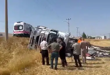 Elazığ Kovancılar yolunda freni boşalan kamyon devrildi