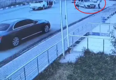Siirt Baykan'da kendi kendine hareket eden otomobili vatandaşlar son anda durdurdu