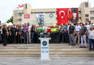 Diyarbakır, eski Belediye Başkanı Mehdi Zana'yı törenle andı