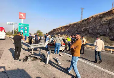 Şanlıurfa yolunda bariyerlere çarpan araçta bir kişi hayatını kaybetti