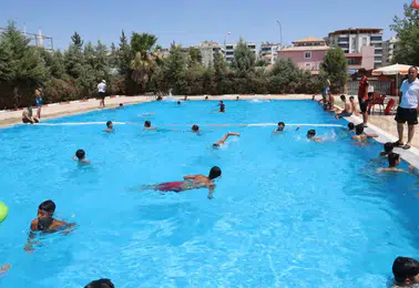 Şanlıurfalı çocuklar kavurucu sıcaklarda ücretsiz havuzlarda serinliyor
