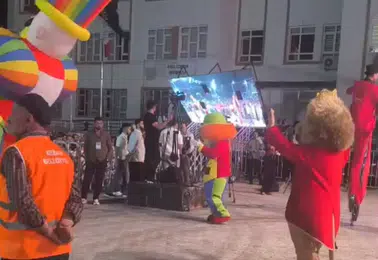 Led ekranın devrilme anı kamerada 5 yaralı