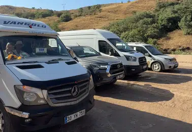 Yüksekova ile Van arasındaki yol çalışması sürücüleri trafikte bekletti