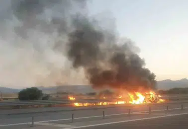 Yaygın beldesinde seyir halindeki araçta yangın çıktı