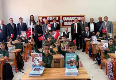 Hakkari genelinde binlerce öğrenci ders başı yaptı