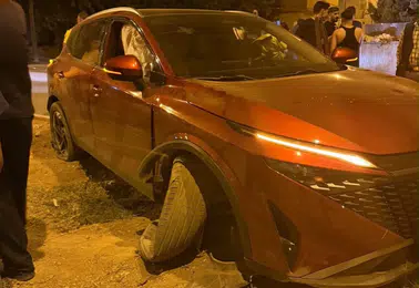 Nusaybin'de direksiyon hakimiyeti kaybolan otomobil refüje çarptı