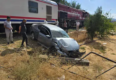 Bingöl'de yolcu treni hemzemin geçitte otomobile çarptı