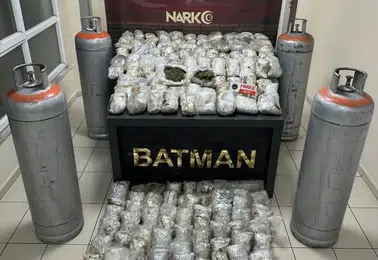 Batman girişinde sanayi tüplerine gizlenmiş uyuşturucu operasyonu