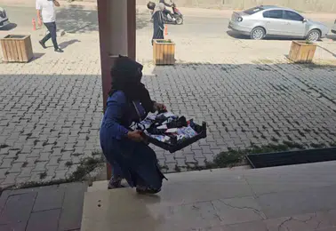 Elazığ'da dilenci operasyonu sırasında seyyar satıcı kılığındaki şahıs yakalandı