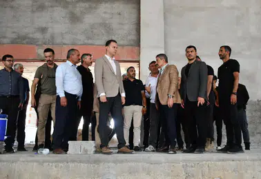 İdil ilçesine kazandırılacak yarı olimpik yüzme havuzunda çalışmalar hızla ilerliyor