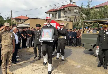 Yüksekova şehidini dualarla son yolculuğuna uğurladı