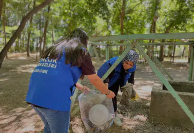 Hasköy Barajı çevresinde gönüllü gençler doğa temizliği yaptı