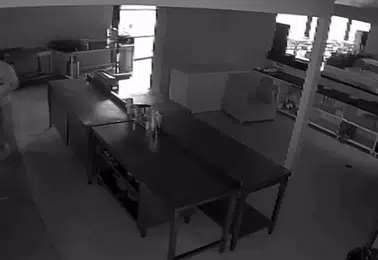 Kafeye hırsızlığa girdiler, sucuklu yumurta yapıp afiyetle yediler