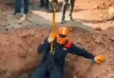 Bingöl'de derin çukurda mahsur kalan köpek AFAD ekiplerince kurtarıldı