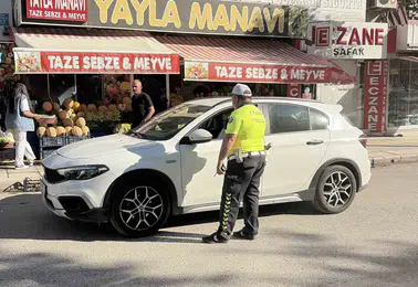 Polislerin önünde ters yöne giren sürücüye ağır ceza kesildi