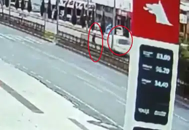 Diyarbakır'da yaya geçidinde ölümden dönülen o anlar kameraya yansıdı