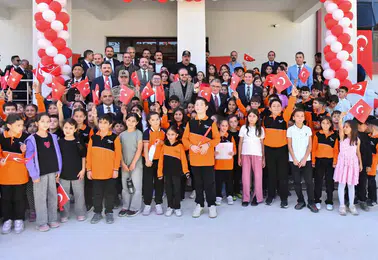 Van genelinde binlerce öğrenci yeni eğitim dönemine merhaba dedi