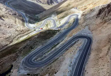 Van Bahçesaray yolunda çığ riskini bitirecek tünel için ilk kazma vuruldu