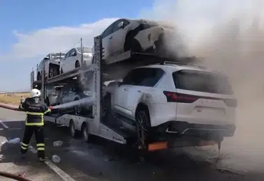Doğubayazıt'ta otomobil yüklü TIR alevlere teslim oldu
