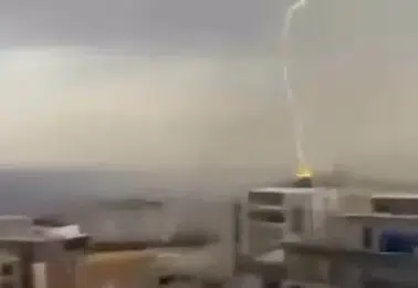 Şırnak'ta 8 katlı binaya yıldırım isabet etti