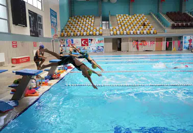 Muşlu gençler yüzme havuzunda şampiyonluk hayallerine kulaç atıyor