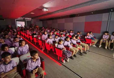 Ahlatlı çocuklar TRT sinema tırı ile beyaz perde keyfi yaşadı
