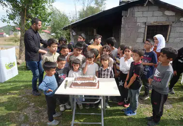 Muş'un uzak köylerinde çocukların kırtasiye sevinci