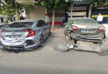 Batman'da park halindeki araçlara çarpan sürücü olay yerinden kaçtı