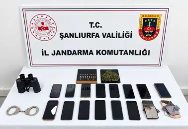 Mısır tarlasında yakalanan dolandırıcıların ev ve arabasından çıkanlar hayrete düşürdü