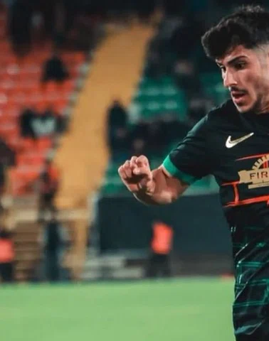 Amedsporlu oyuncuya saha içinde takım arkadaşından saldırı