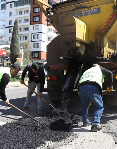 Diyarbakır'da yağışların vurduğu yollara müdahale: 187 ton asfalt kullanıldı