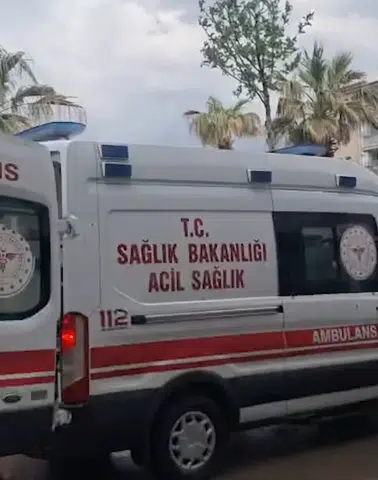 Birecik’te fırtına can aldı: Güneş paneli otomobilin üzerine düştü