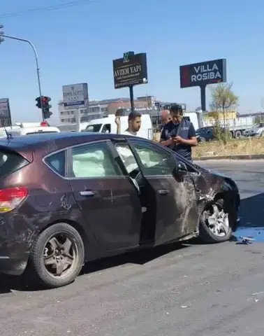 Diyarbakır'da kavşakta iki otomobil çarpıştı: 3 kişi yaralandı