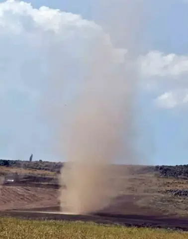 Bitlis kırsalında oluşan dev toz hortumu cep telefonuyla kaydedildi
