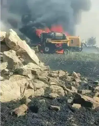 Lice ilçesinde hasat vakti yanan biçerdöver kullanılamaz hale geldi