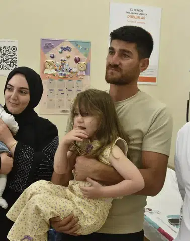 Bitlis'te saat pili yutan küçük çocuk endoskopi ile sağlığına kavuştu