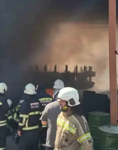 Diyarbakırda dönüşüm fabrikasındaki yangını ekipler kısa sürede kontrol altına aldı