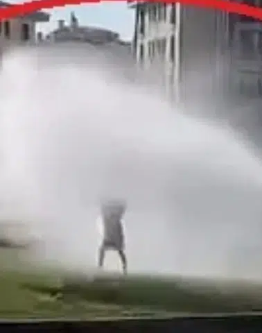Diyarbakırda kavurucu sıcaklar çocukları belediye aracının suyunun altına taşıdı