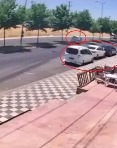 Diyarbakırda kontrolden çıkan otomobil park halindeki araçlara çarptı