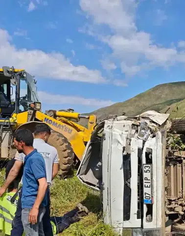Bingöl'de su tankeri devrildi: 2 kişi yaralandı,