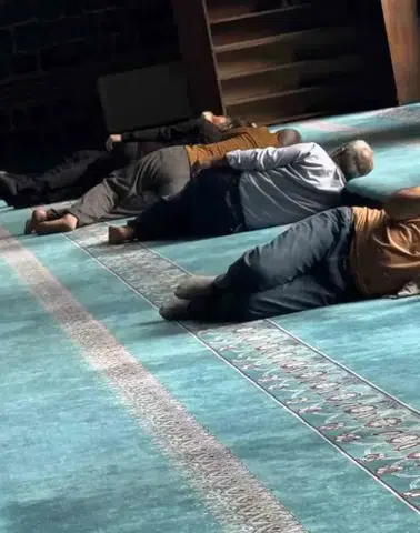 Diyarbakır'da 40 dereceyi görenler soluğu Ulu Cami'de aldı