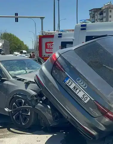 Elazığ Malatya Caddesinde iki aracın karıştığı kazada beş kişi yaralandı