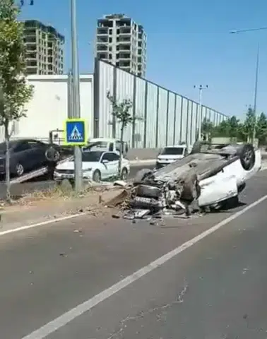 Diyarbakır'da kontrolden çıkan araç refüje çarparak takla attı
