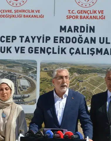 Bakan Işıkhan Mardinli gençlerin geleceği için dev merkezi ziyaret etti