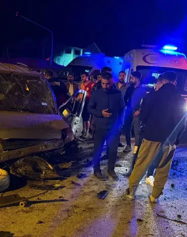 Hakkari'de peş peşe trafik kazaları: 8 kişi yaralandı