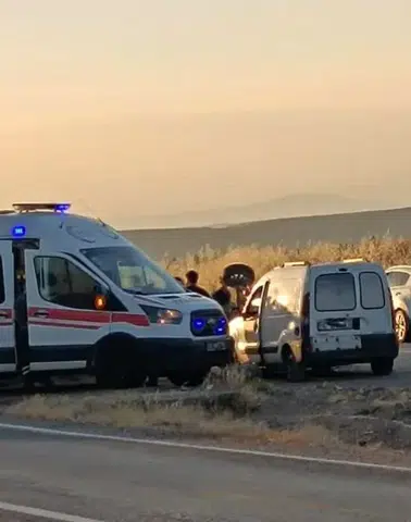 Siirt Batman yolunda traktör ve otomobilin karıştığı kazada iki kişi yaralandı