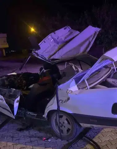 Kızıltepe ilçesinde otomobil ve traktörün karıştığı kazada dört kişi yaralandı