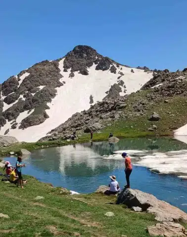 Hakkari yaylalarında dondurucu göl keyfi