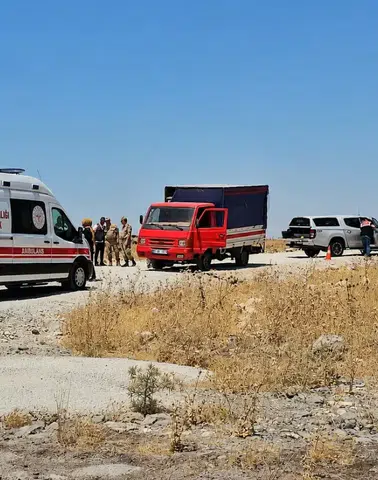 Şanlıurfa Karaköprü yolunda park halindeki kamyonette cansız beden bulundu