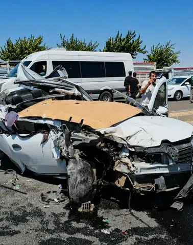 Şanlıurfa yolunda TIR ile çarpışan sürücü hastaneye kaldırıldı